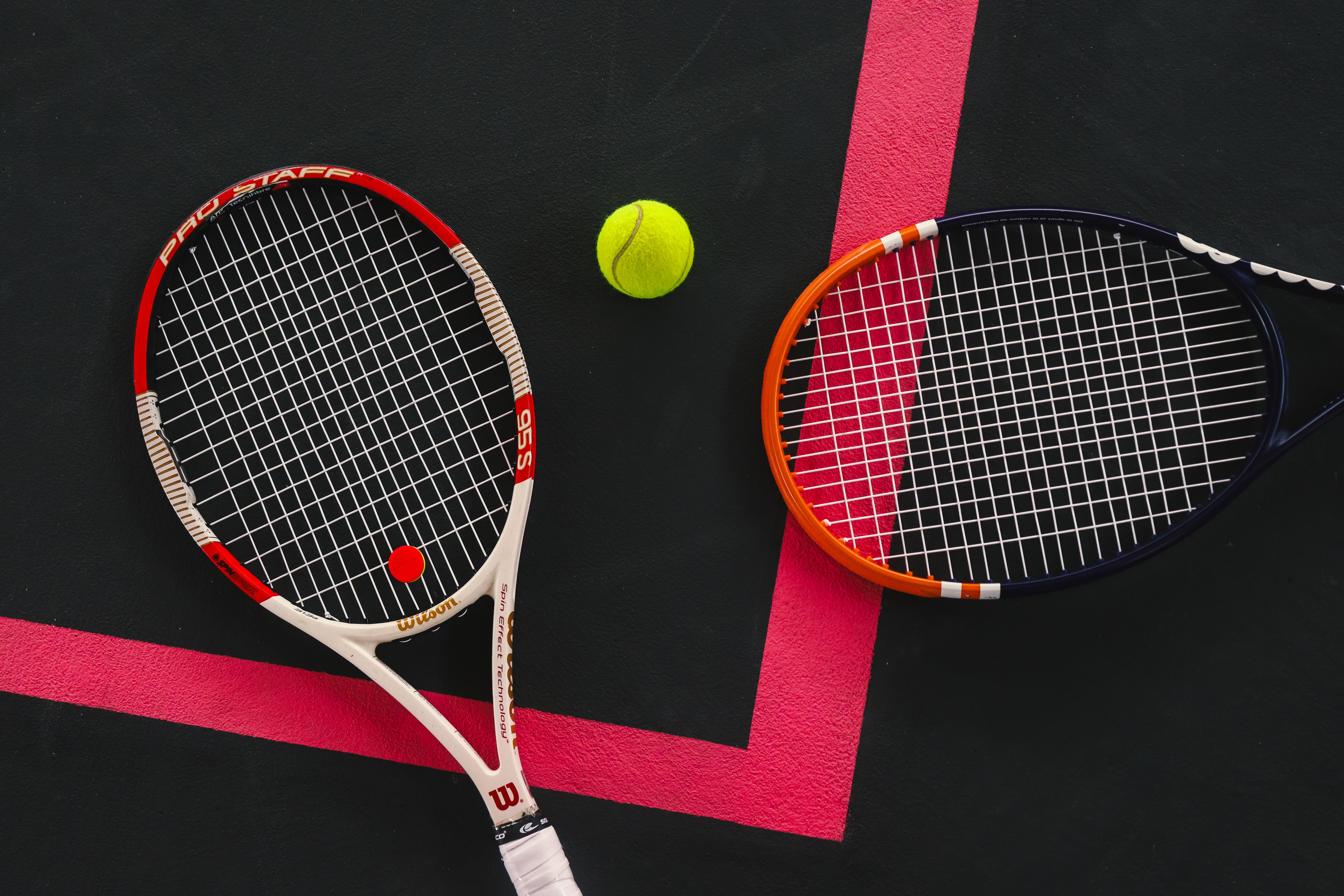 [bola bola tenis manjam di lapangan]