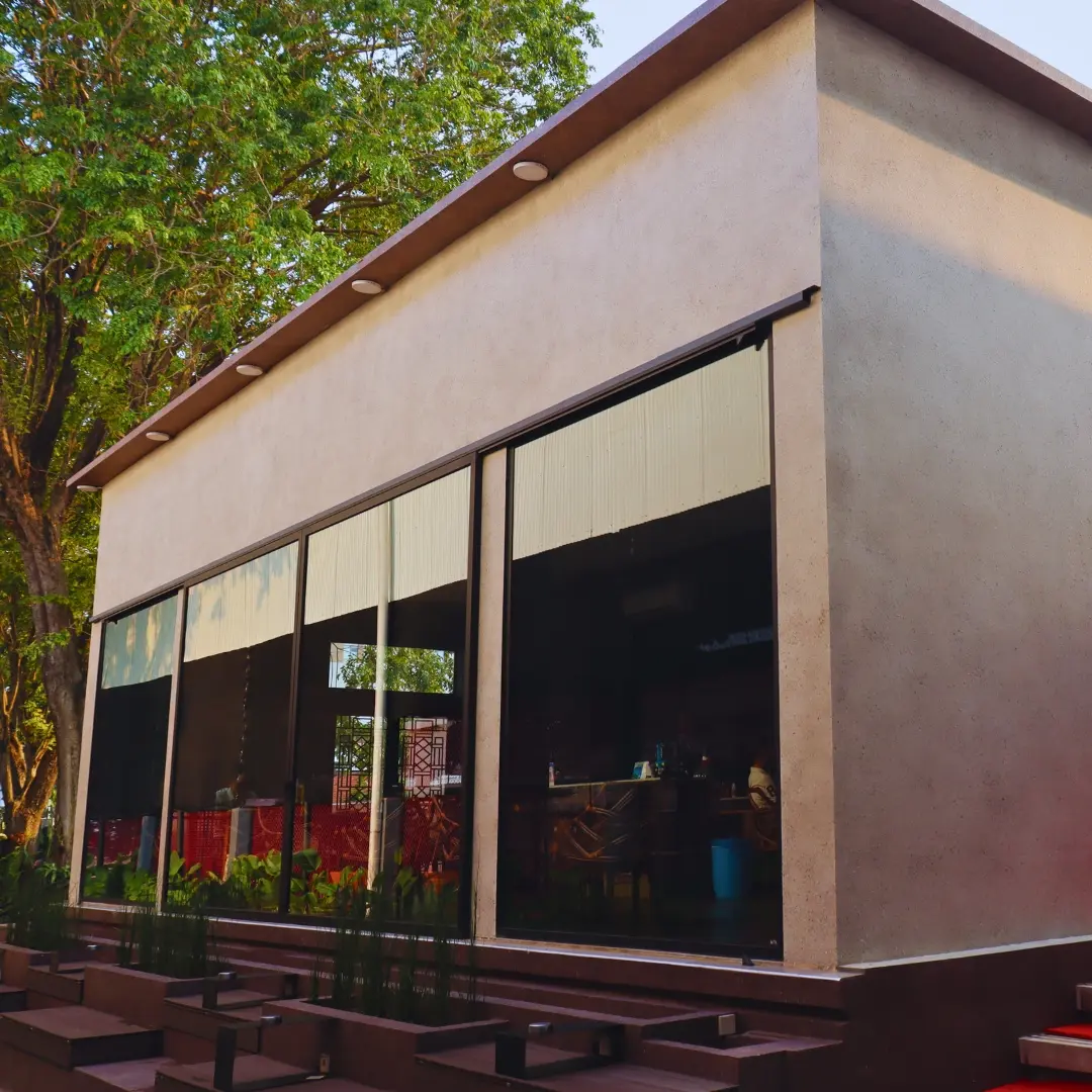 Fasilitas Cafe Emirates Club